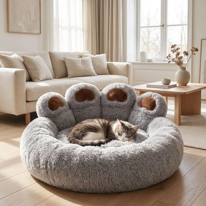 chat entrain de se reposer dans son coussin gris