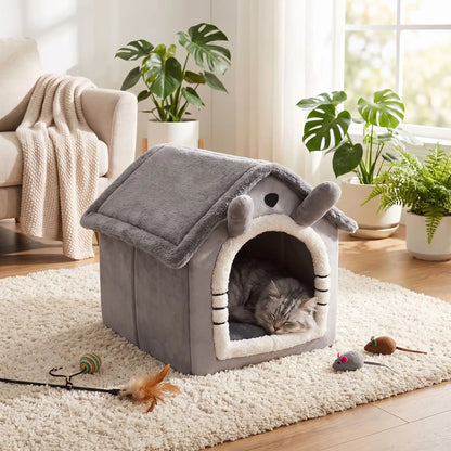 chat gris dort confortablement dans sa niche pour chat
