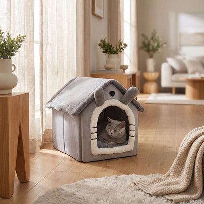 chat gris se repose dans sa niche pour chat