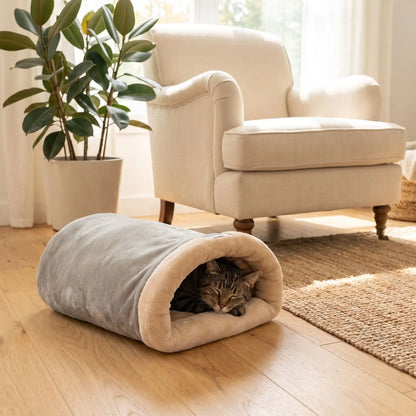 chat se repose dans son lit pour chat gris