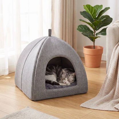 le chat se repose dans sa niche pour chat
