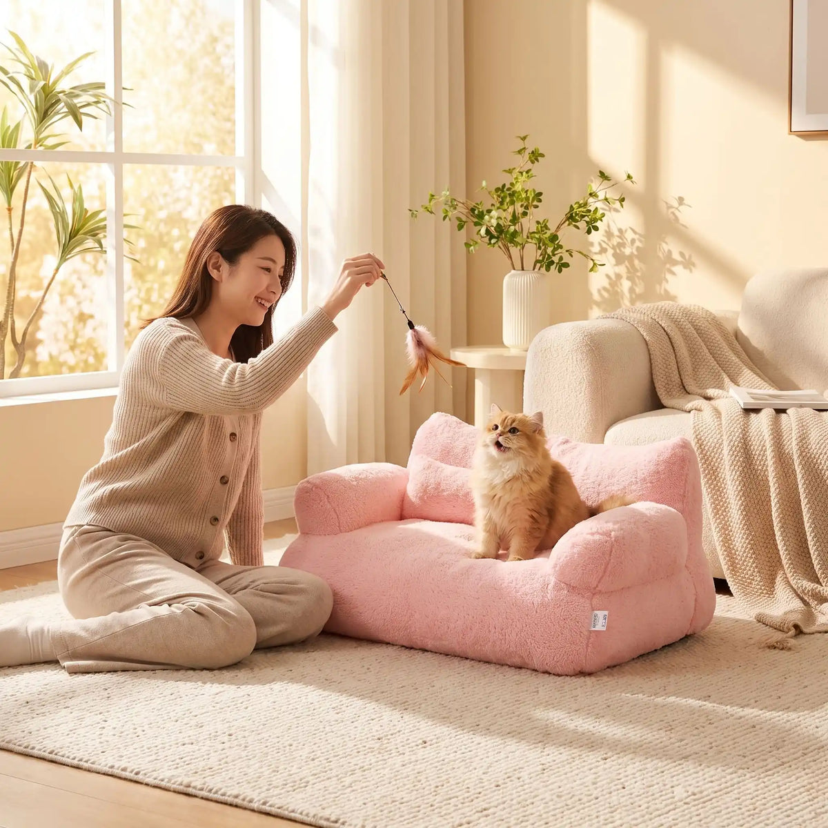 maman entrain de jouer avec le chat